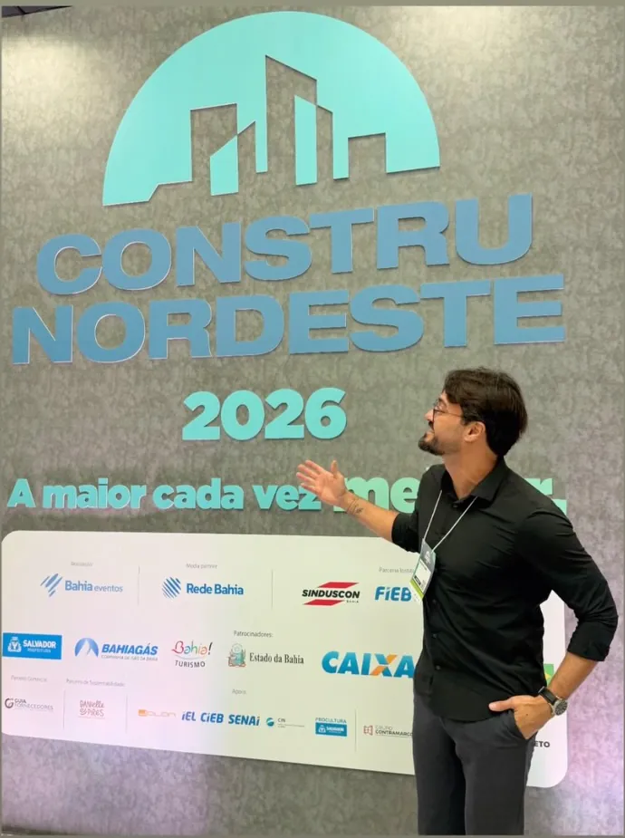 Kaká Pitombo diante do painel da feira Construnordeste 2026