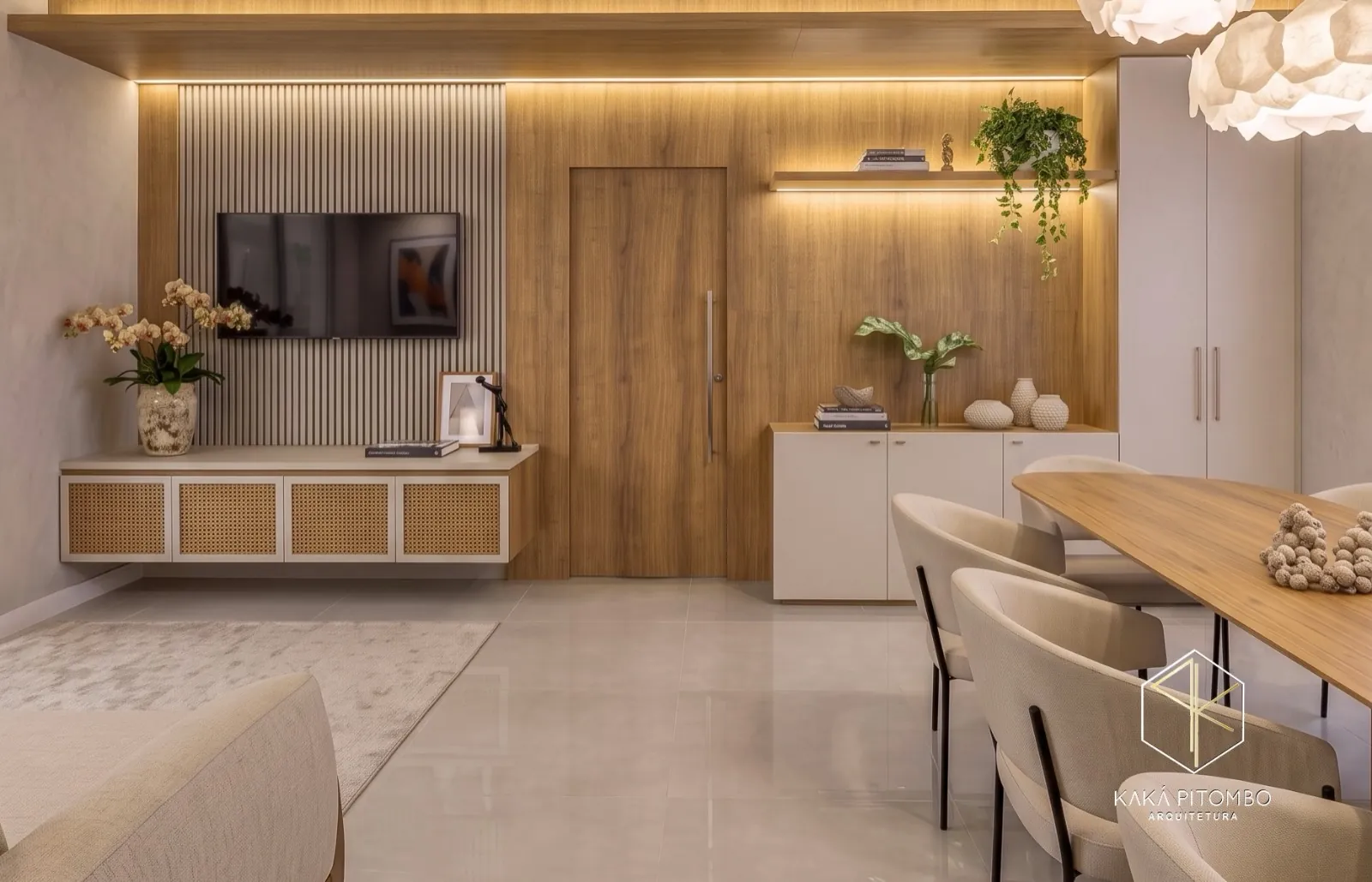 Sala de jantar integrada com painel ripado em madeira, aparador e home de TV
